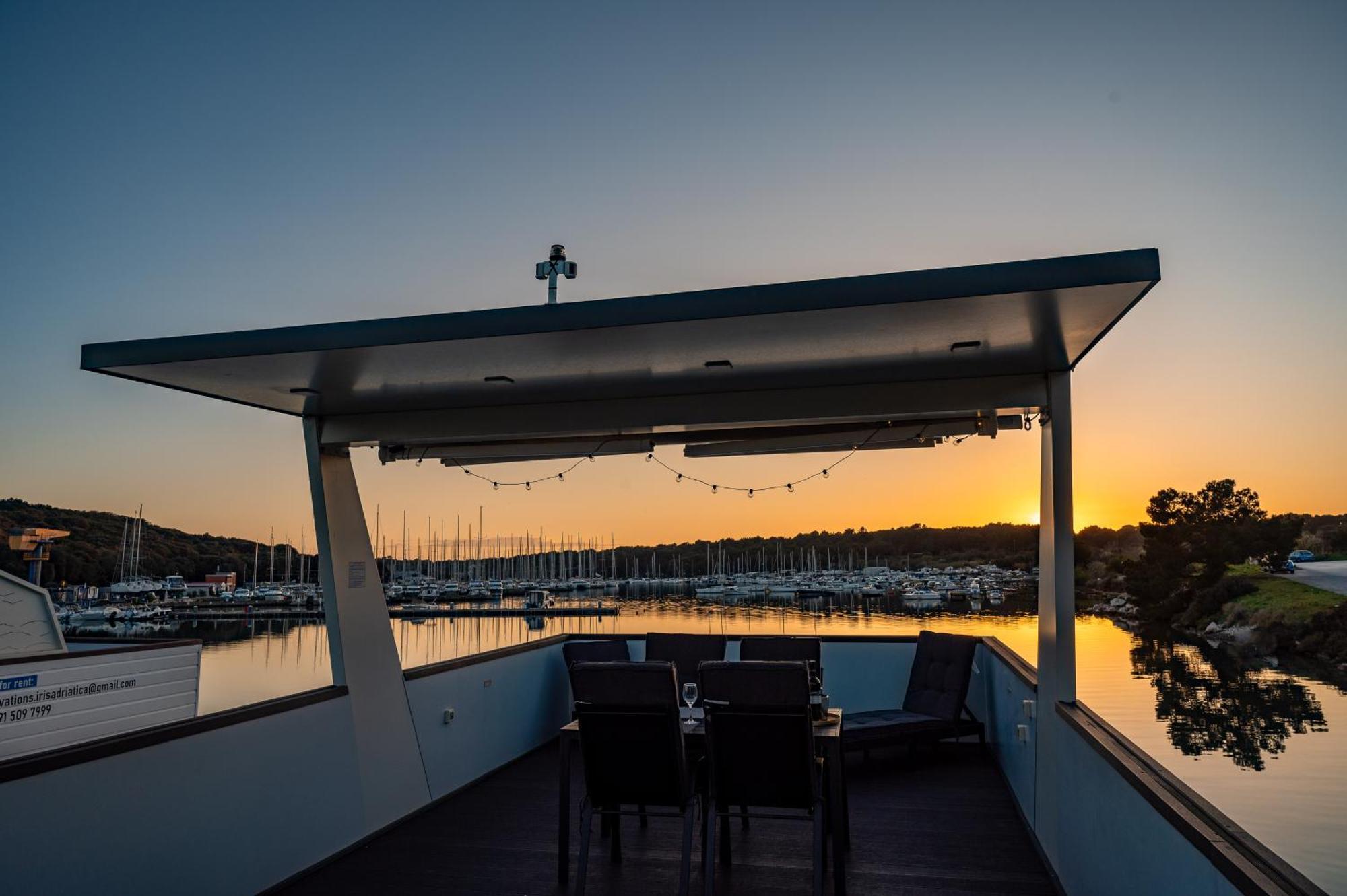 Floating House - Aria