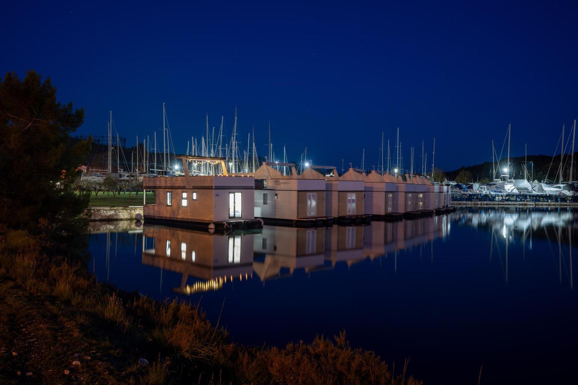 Floating House - Aria Apartman Pula